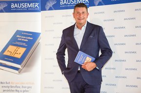 Olaf Bausemer präsentiert sein Buch