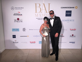 Natalia und Dr. Olaf Bausemer auf Benefiz-Maskenball