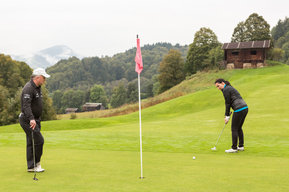 Andreas Brehme und Natalia Bausemer beim Golfen gegen Brustkrebs